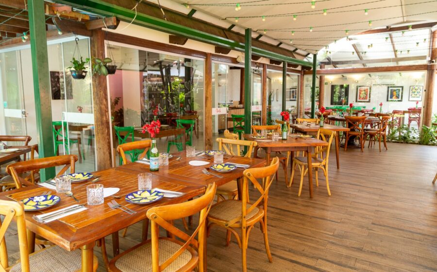 Diversas xícaras de café artesanal e quitandas em mesas de cafeterias participantes do festival Pé de Café