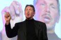 David Ellison, CEO da Skydance, em frente a logotipos da Paramount e Warner Bros. Discovery simbolizando fusão de US$ 111 bi