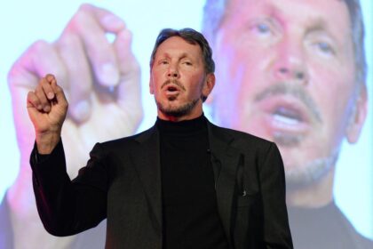 David Ellison, CEO da Skydance, em frente a logotipos da Paramount e Warner Bros. Discovery simbolizando fusão de US$ 111 bi