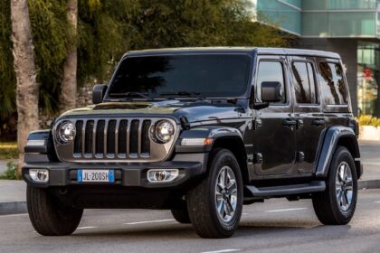 Mahindra Thar 2025 jipe off-road indiano vermelho estacionado em terreno acidentado