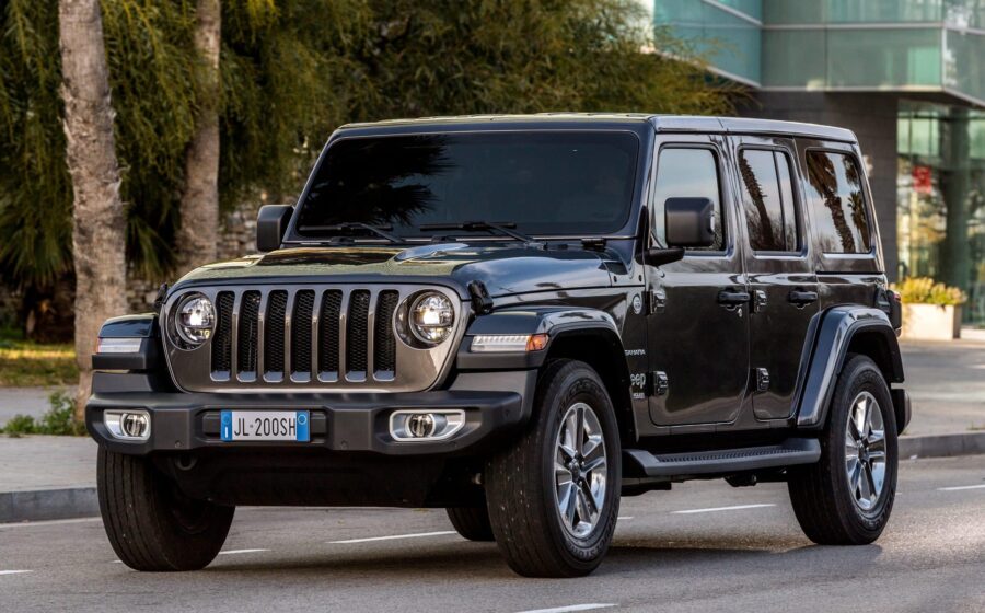 Mahindra Thar 2025 jipe off-road indiano vermelho estacionado em terreno acidentado