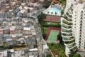 Ilustração de liberalismo rachado: tecnologia e desigualdade em lados opostos, com livro de Daron Acemoglu