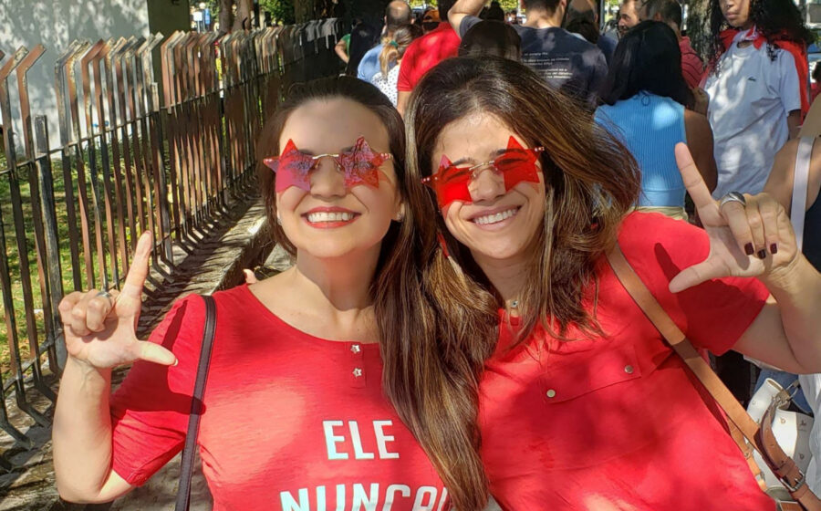 Universidade de Lisboa campus com filas de eleitores brasileiros votando em urnas eletrônicas