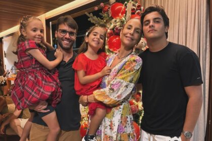 Cachorro vestido de pajem em casamento com assessora de pets Andreia Santos