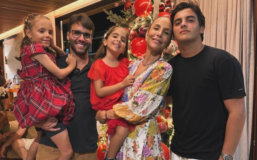 Cachorro vestido de pajem em casamento com assessora de pets Andreia Santos