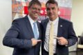Tarcísio de Freitas e Flávio Bolsonaro apertam as mãos em acordo político para indicações ao STF