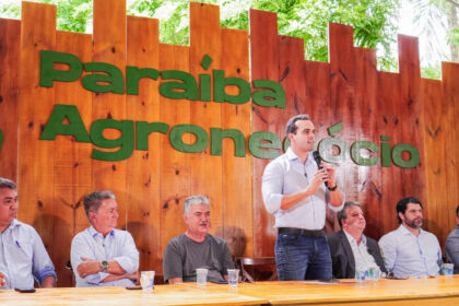 Lucas Ribeiro discursa no Parque de Exposição Henrique Vieira de Melo sobre plano para agronegócio paraibano