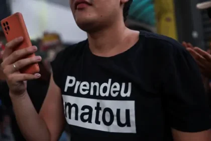 Renan Santos discursa em pódio na Reitoria da UFBA em Salvador durante coletiva sobre plano de segurança