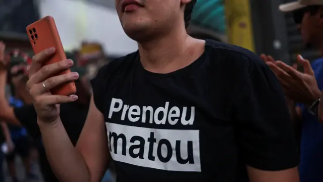 Renan Santos discursa em pódio na Reitoria da UFBA em Salvador durante coletiva sobre plano de segurança
