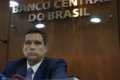 Peças de xadrez sobre mapa do Brasil com destaque ao Banco Central e Palácio do Planalto