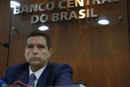 Peças de xadrez sobre mapa do Brasil com destaque ao Banco Central e Palácio do Planalto