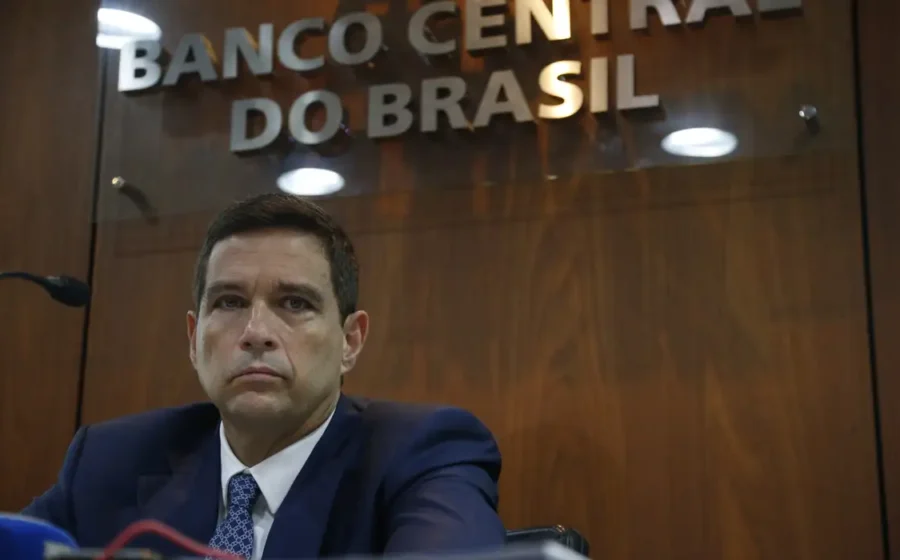 Peças de xadrez sobre mapa do Brasil com destaque ao Banco Central e Palácio do Planalto