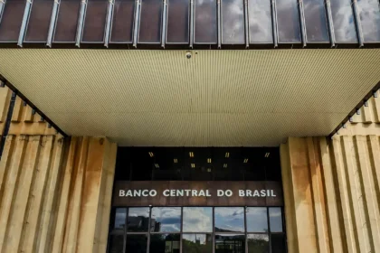 Presidente do Brasil em destaque com silhueta do Banco Central ao fundo simbolizando poder de nomeação de diretores
