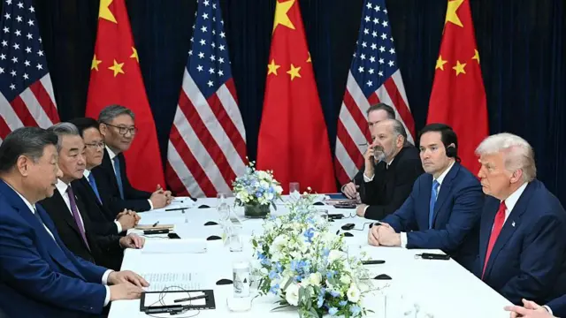 Xi Jinping e Donald Trump em jantar de Estado na Casa Branca, símbolo de trégua comercial frágil