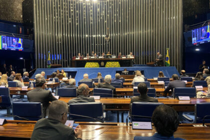 Debate televisionado para o Senado no Amazonas com seis candidatos no palco da Rede Amazônica