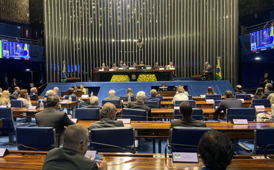 Debate televisionado para o Senado no Amazonas com seis candidatos no palco da Rede Amazônica