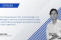 Casal em classes diferentes de avião simboliza desigualdade financeira e risco patrimonial