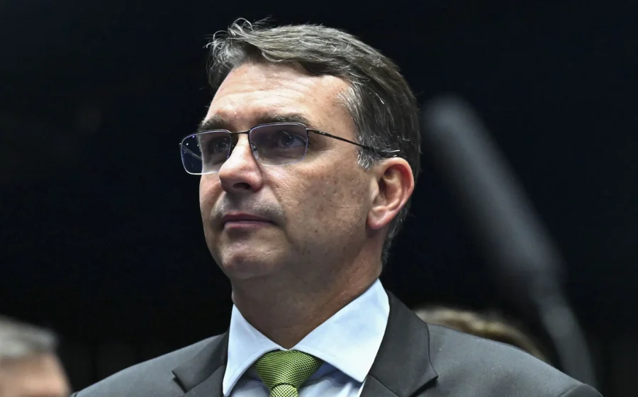 Flávio Bolsonaro em destaque com símbolos de risco político e carta democrática ausente