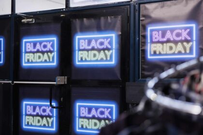 Calendário de novembro com destaque para Black Friday e consumidor pesquisando preços no celular