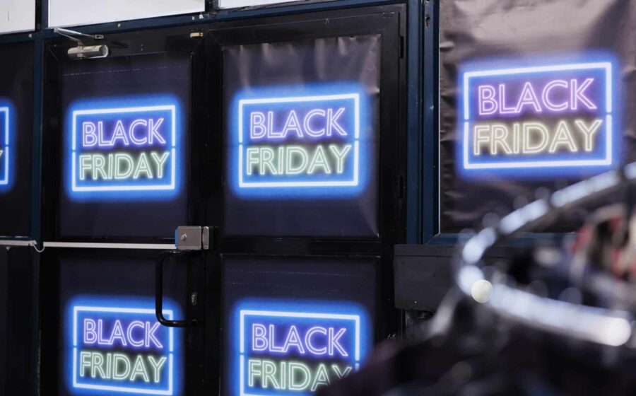 Calendário de novembro com destaque para Black Friday e consumidor pesquisando preços no celular