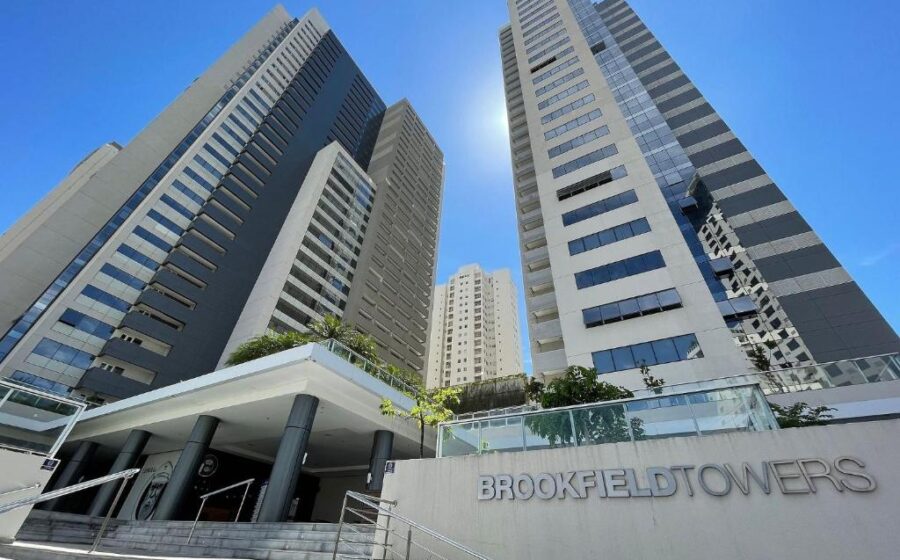 Prédios comerciais e galpões logísticos da BGRE Brookfield no Brasil ao pôr do sol