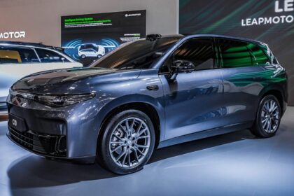 Leapmotor A05 hatch e A10 SUV elétricos da Stellantis para o Brasil em 2027