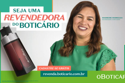 Renata Gomide, VP Marketing Boticário, maratonista e mãe, sorri em retrato profissional