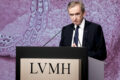 Bernard Arnault e família reunidos com logotipo LVMH e estrutura societária Agache