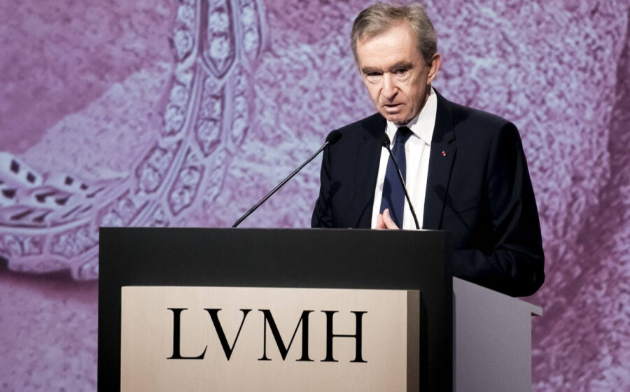 Bernard Arnault e família reunidos com logotipo LVMH e estrutura societária Agache