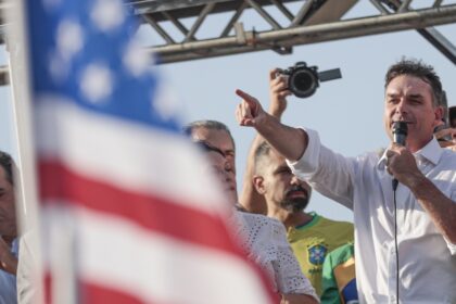 Flávio Bolsonaro e J.D. Vance conectados por rede Silicon Valley e mineração terras raras