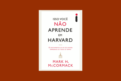 Professor Arthur Brooks sorri em sala de aula de Harvard, simbolizando aprendizado por curiosidade genuína