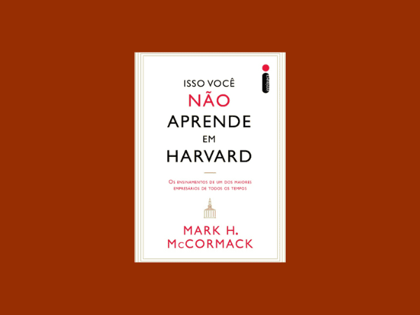 Professor Arthur Brooks sorri em sala de aula de Harvard, simbolizando aprendizado por curiosidade genuína