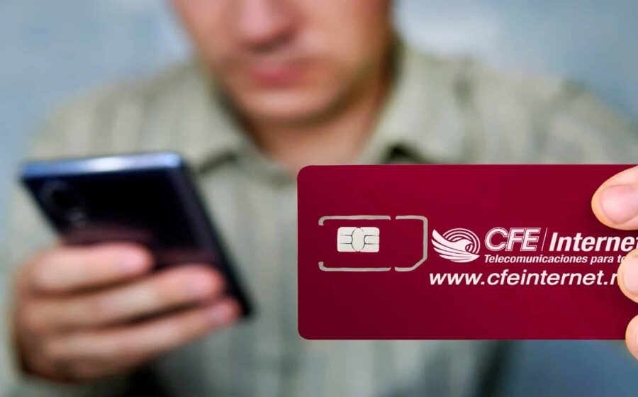 Manifestantes com celulares diante do STF exigindo internet livre nas eleições