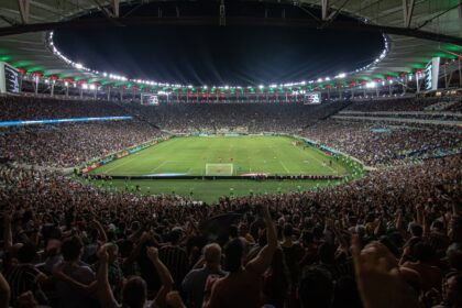 Maracanã adaptado para NFL com marcações de campo de futebol americano e arquibancadas lotadas
