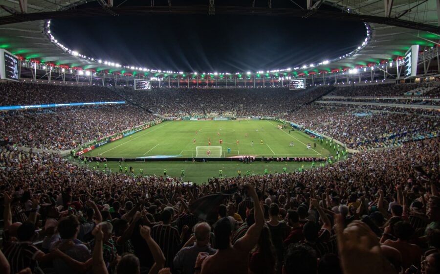 Maracanã adaptado para NFL com marcações de campo de futebol americano e arquibancadas lotadas