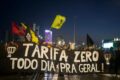 Aperto de mão entre bandeiras da UE e Filipinas sobre mapa comercial do Sudeste Asiático