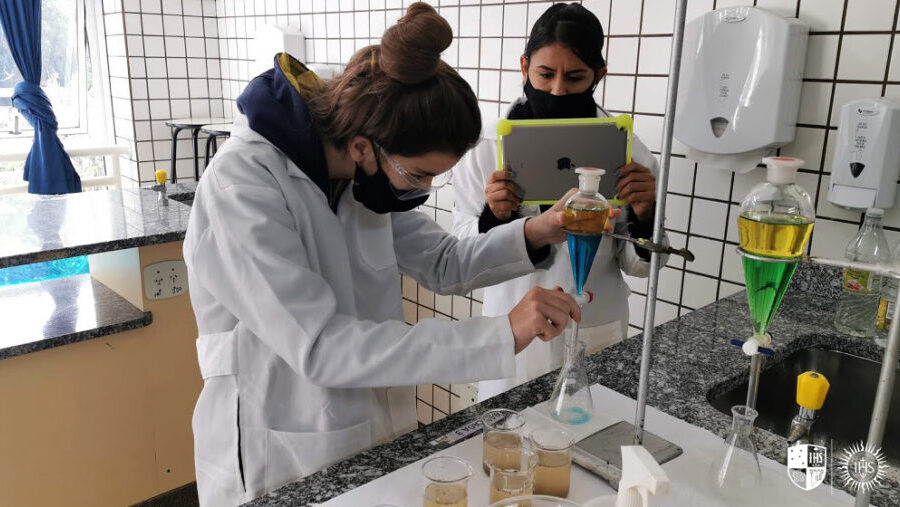 Professora Josane Cunha com alunos criando bioplásticos em laboratório de Química do IFMT Cuiabá