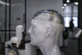 Homem usando prótese neural integrada ao esqueleto e nervos em laboratório médico