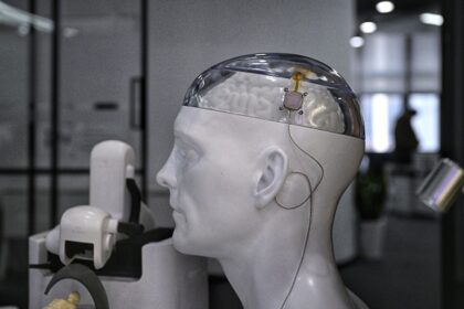 Homem usando prótese neural integrada ao esqueleto e nervos em laboratório médico