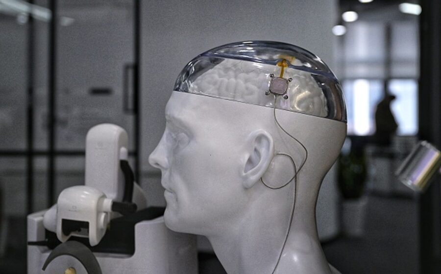 Homem usando prótese neural integrada ao esqueleto e nervos em laboratório médico