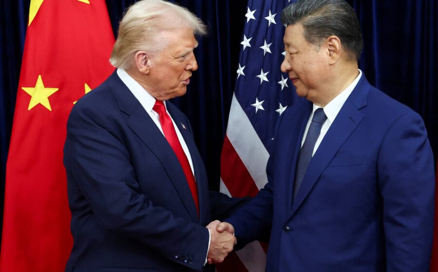 Xi Jinping e Donald Trump sentados no Salão Oval da Casa Branca durante cerimônia de chá oficial
