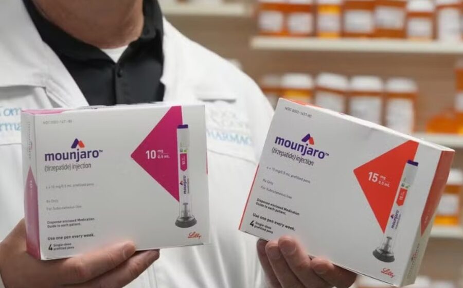 Kit Mounjaro em prateleira de farmácia com medicamento e produtos para efeitos colaterais