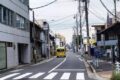 Ruas de Tóquio impecáveis e vazias, sem lixeiras públicas visíveis, ilustrando modelo urbano japonês de limpeza e segurança