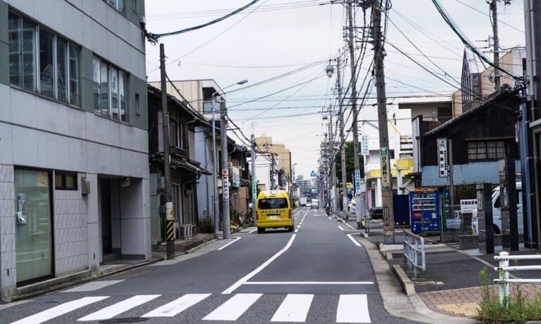 Ruas de Tóquio impecáveis e vazias, sem lixeiras públicas visíveis, ilustrando modelo urbano japonês de limpeza e segurança