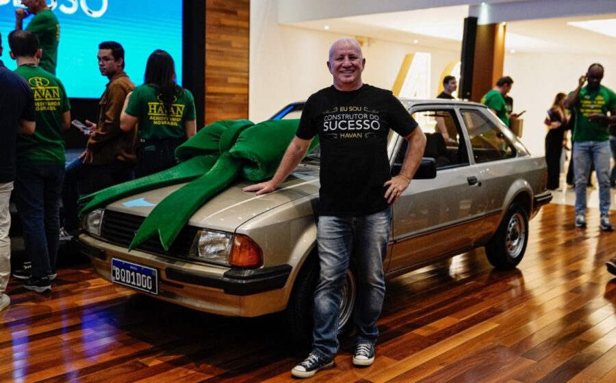 José Luís Paza recebe Ford Escort GL 1984 réplica do primeiro carro ganho em rifa 1987