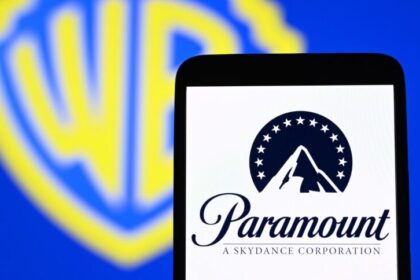 Logos da Paramount e Warner Bros. Discovery sobre fundo financeiro simbolizando fusão de US$ 80 bi