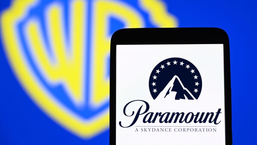 Logos da Paramount e Warner Bros. Discovery sobre fundo financeiro simbolizando fusão de US$ 80 bi
