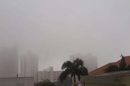Nevoeiro denso ao amanhecer em São Bernardo do Campo com visibilidade reduzida nas ruas