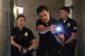 Cena de crime em clube noturno de Detroit com fita policial e viaturas após tiroteio fatal