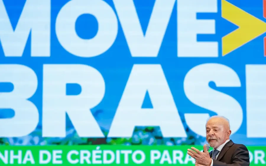 Motorista de aplicativo assinando financiamento Move Brasil com juros de 2,5% ao ano